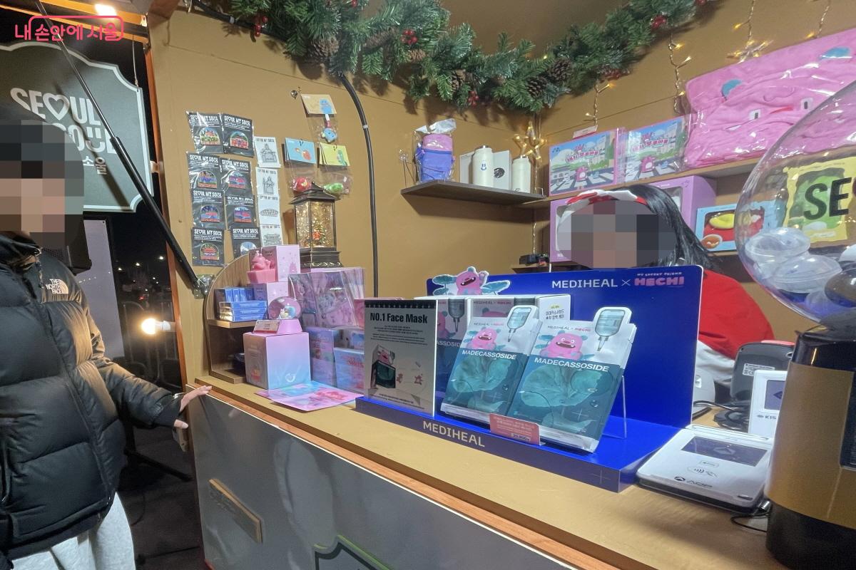 광화문마켓 서울마이소울샵 야외 부스에서 판매 중인 해치 마스크팩 ⓒ이정민 