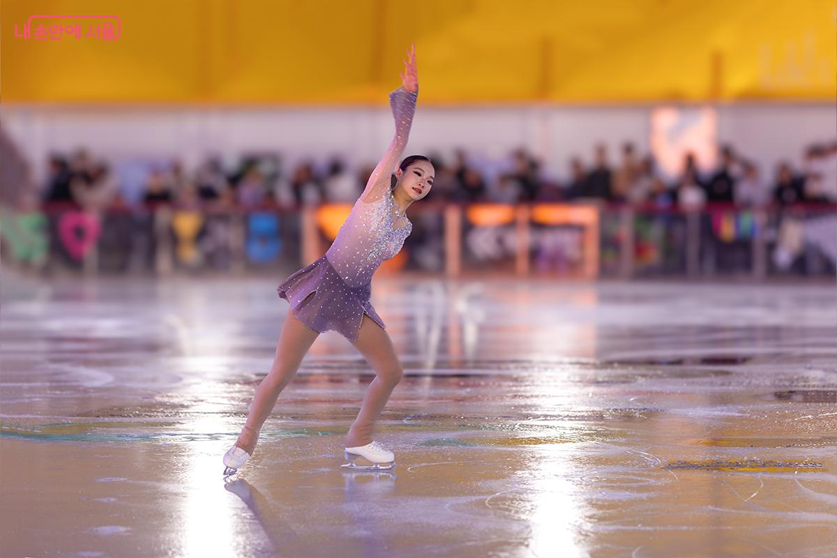 12월 19일 진행된 서울광장 스케이트장 개장식에서 피겨스케이팅 축하공연이 펼쳐지고 있다. ⓒ장신자