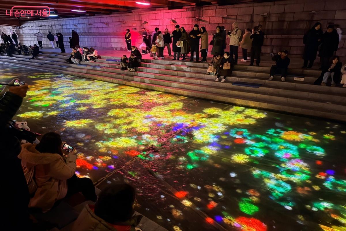 청계천 수면에서 만들어내는 아름다운 미디어아트 &copy;노윤지