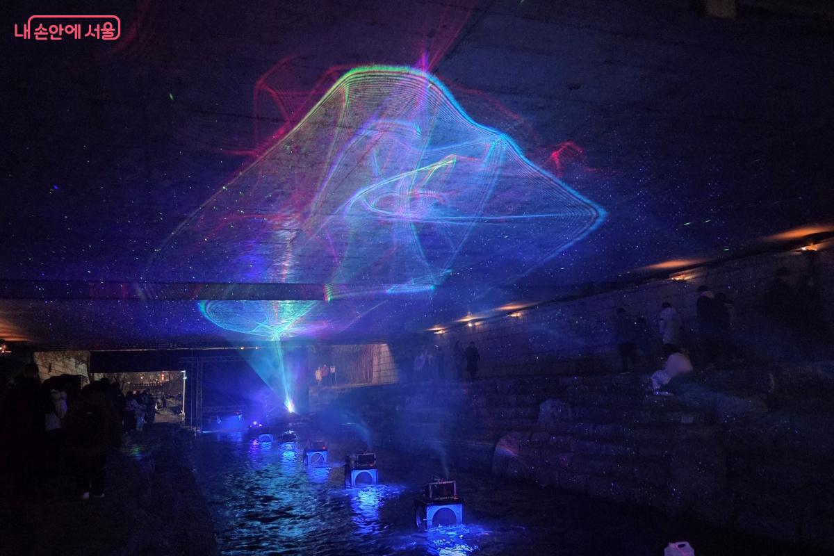 오로라를 만나는 순간, 빛의 향연은 더욱 황홀한 시간을 선사한다. &copy;김미선