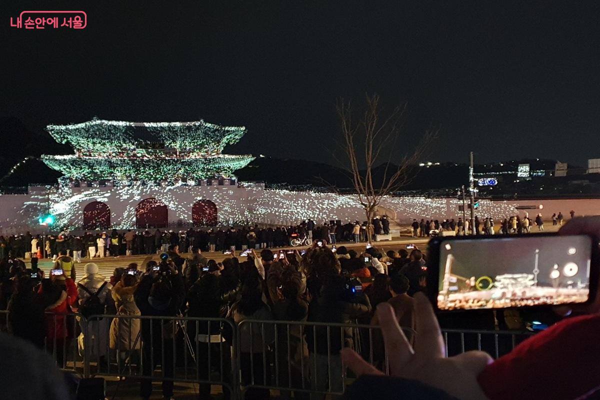 미디어파사드 쇼 '서울라이트 광화문'이 광화문을 배경으로 펼쳐지고 있다. ©엄윤주