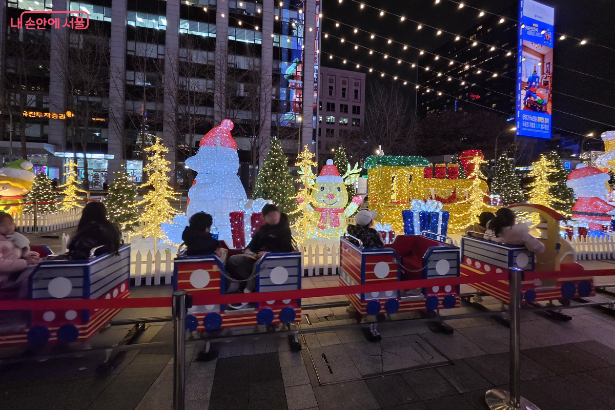눈사람과 트리 모형 보며 기차 타는 아이들 크리스마스 분위기 가득 &copy;장미화