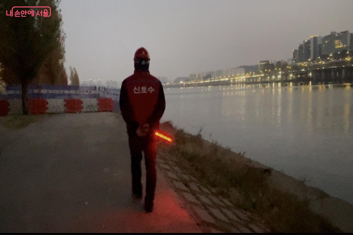 시민들의 안전한 관람을 돕기 위해 신호수 인력을 배치했다.