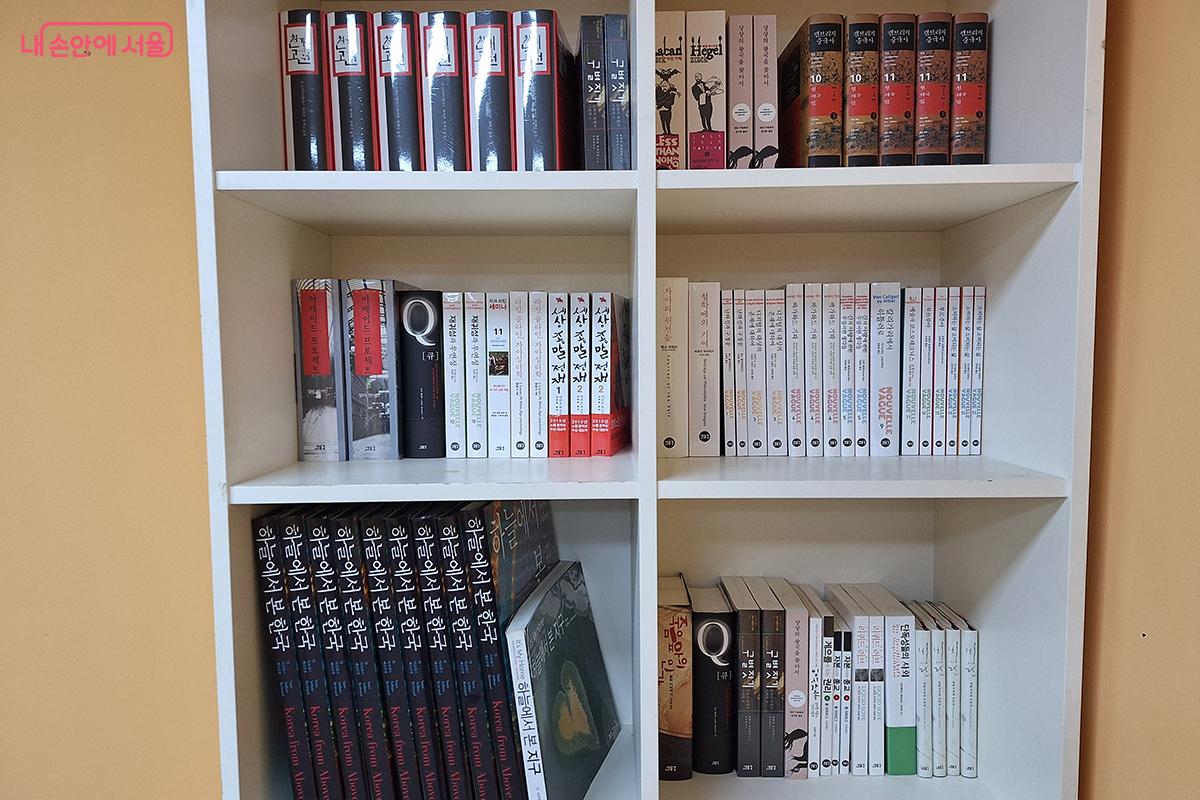 작가의 시선이 담긴 아름다운 서적은 물론, 소중한 엽서 기념품까지 북 스토어에서 구매 가능하다. ©이혜숙