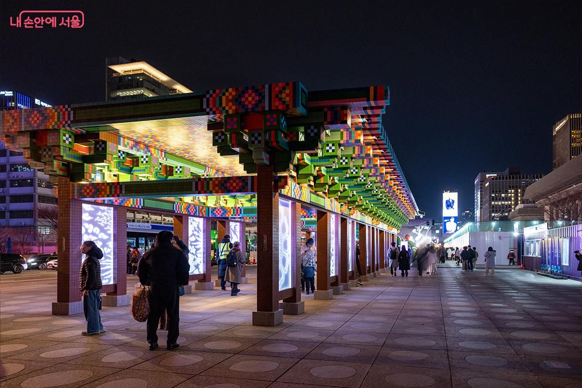 축제를 배경으로 사진을 찍는 시민들ⓒ장신자