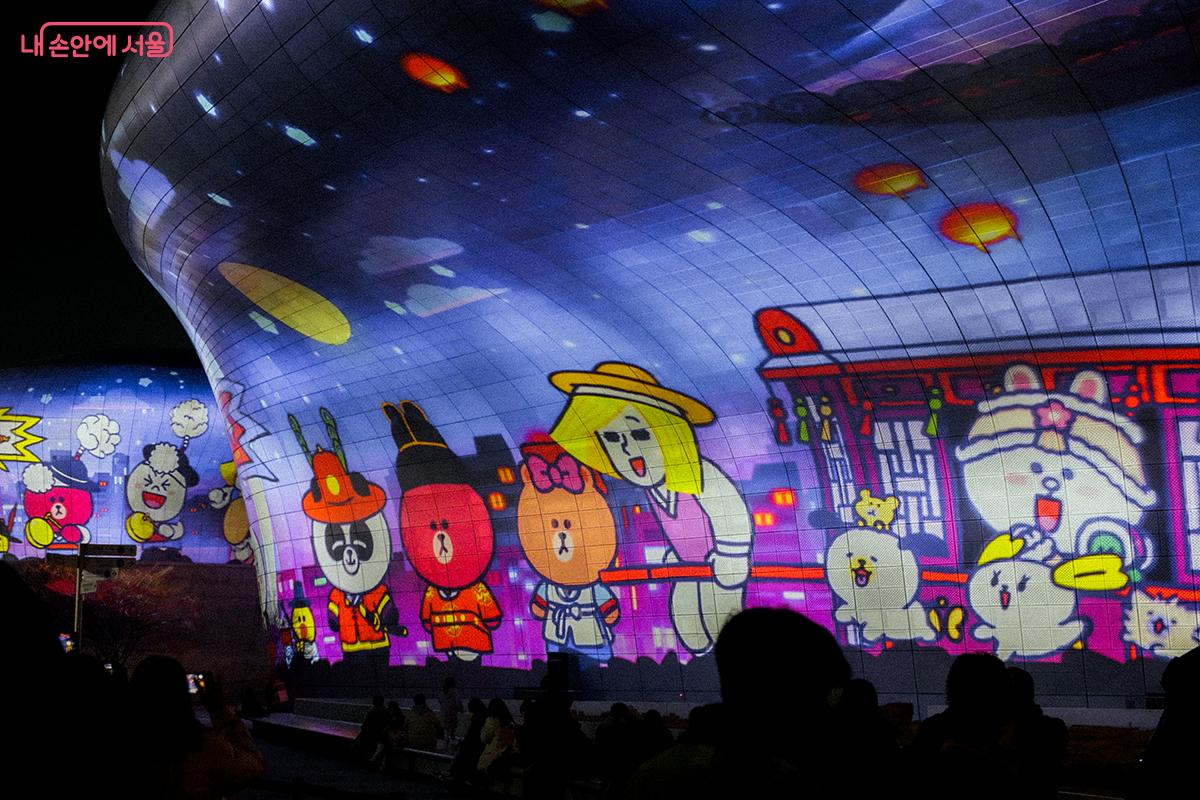 서울의 겨울밤을 배경으로 전통적인 요소를 담은 캐릭터들이 사랑스럽다. &copy;김아름