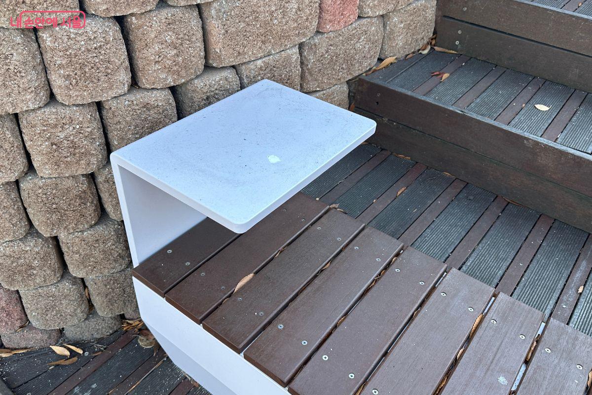 책을 편하게 읽을 수 있도록 책상이 마련되어 있다. ©김재형