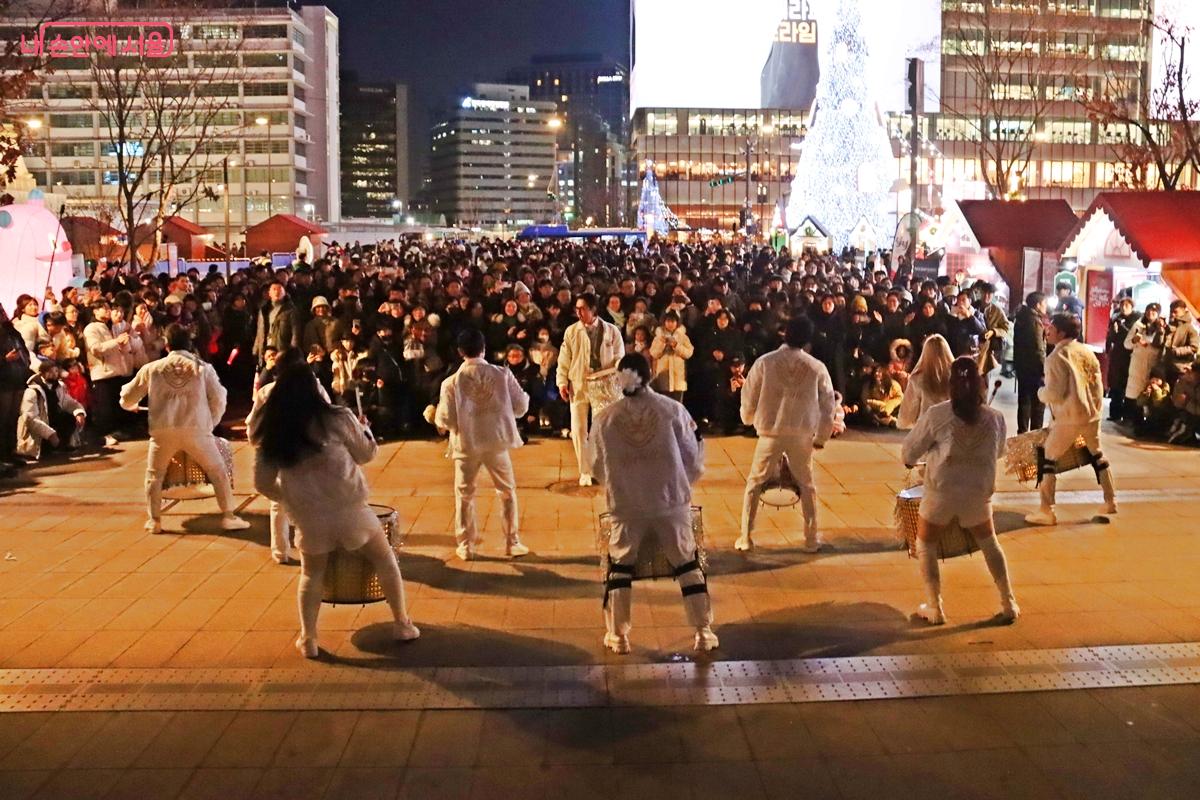 라퍼커션의 경쾌한 비트가 광장 바닥을 울리자 관객들의 발끝도 자연스럽게 리듬을 탔다. &copy;정향선