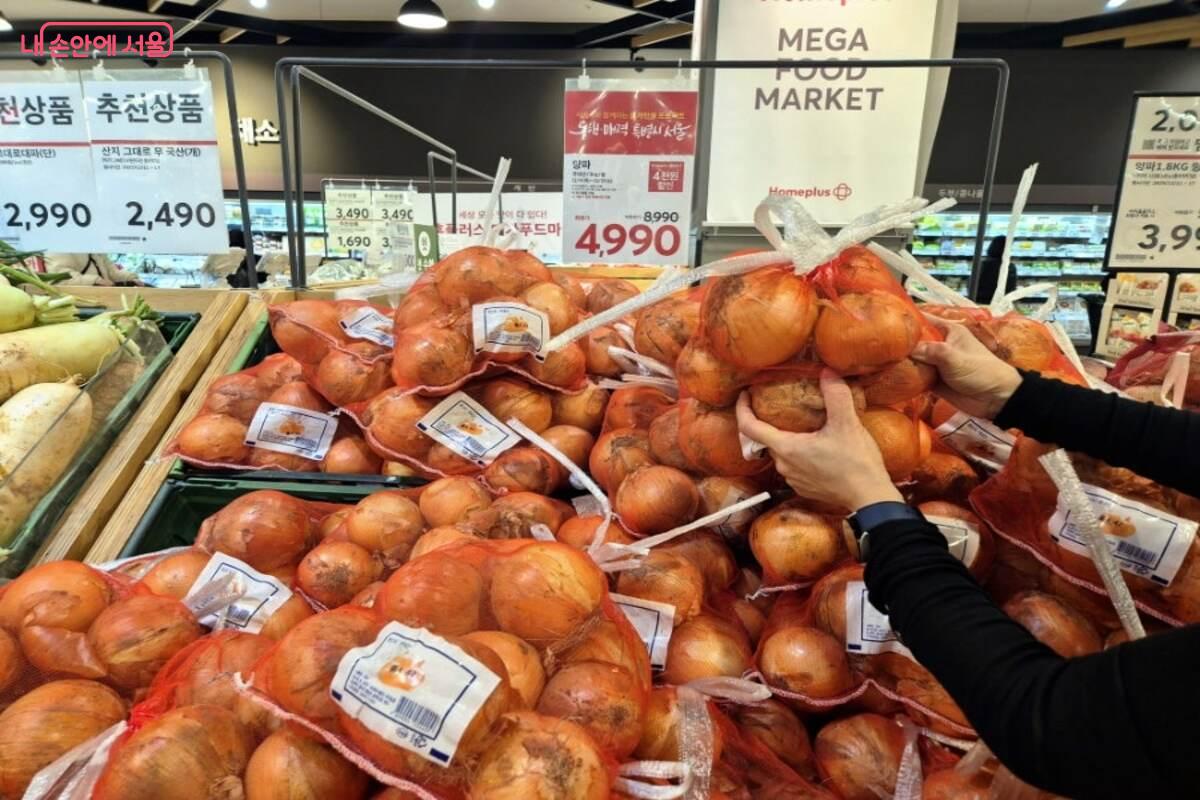 행사 품목은 홈플러스 17개 매장과 하나로마트 18개 매장에서 구매할 수 있다. &copy;김은주