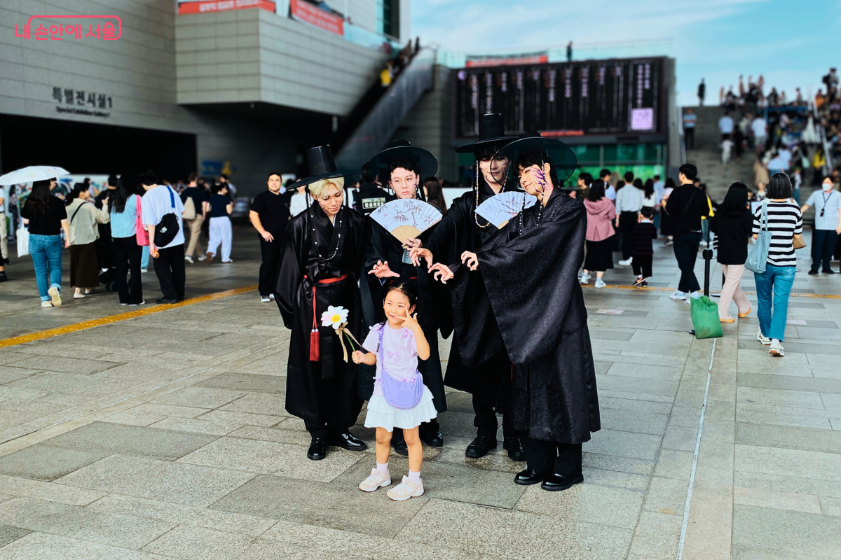 '국중박 분장대회' 당시 사자보이즈를 재현한 공연을 펼친 ‘수마일’ 팀 ©양정화