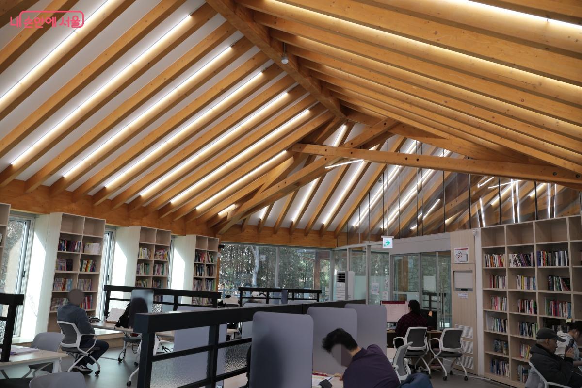 목재로 설계된 건축물이라 자연스러운 느낌을 준다. ©노윤지