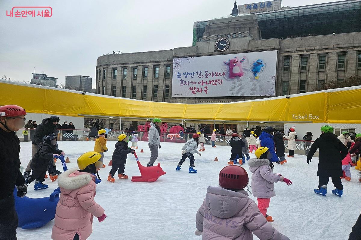 소형 링크에서는 주로 아이들이 보조기구를 활용해 스케이트를 즐기고 있다. &copy;김진호