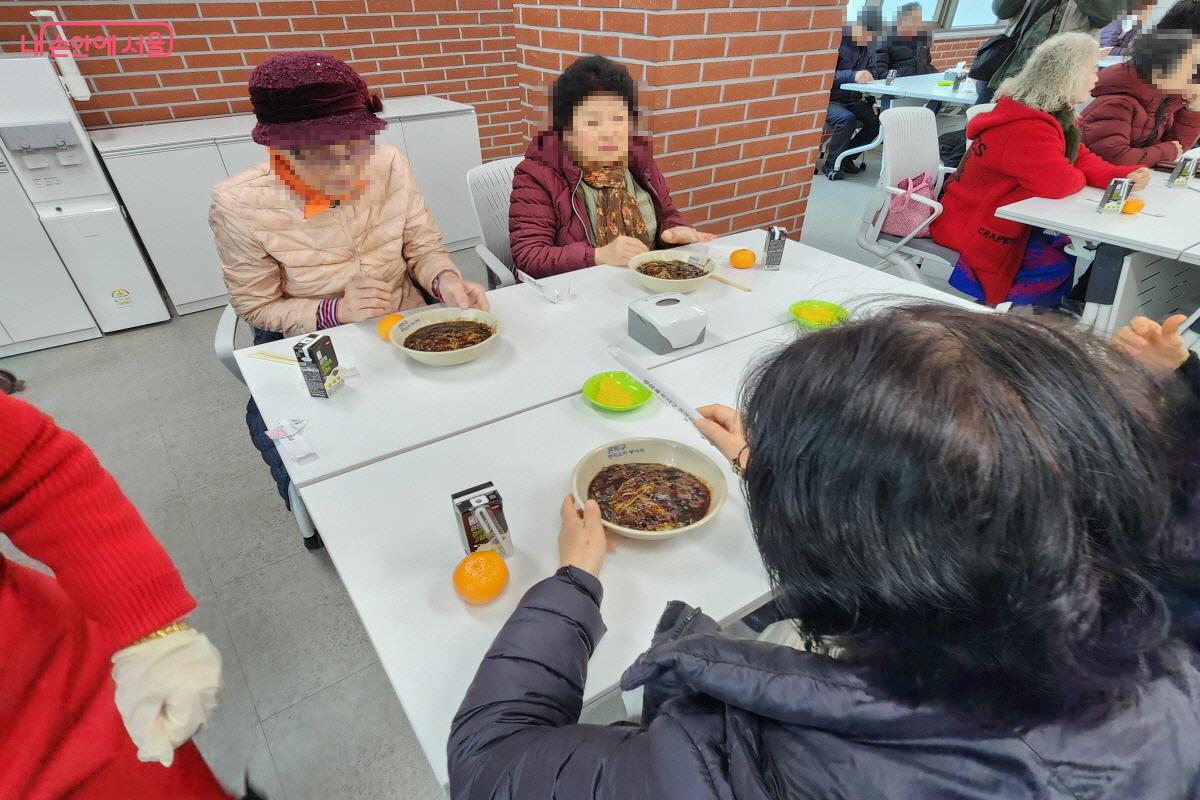 강감찬관악종합사회복지관을 방문한 어르신들이 짜장면을 맛있게 드시고 있다. &copy;윤혜숙