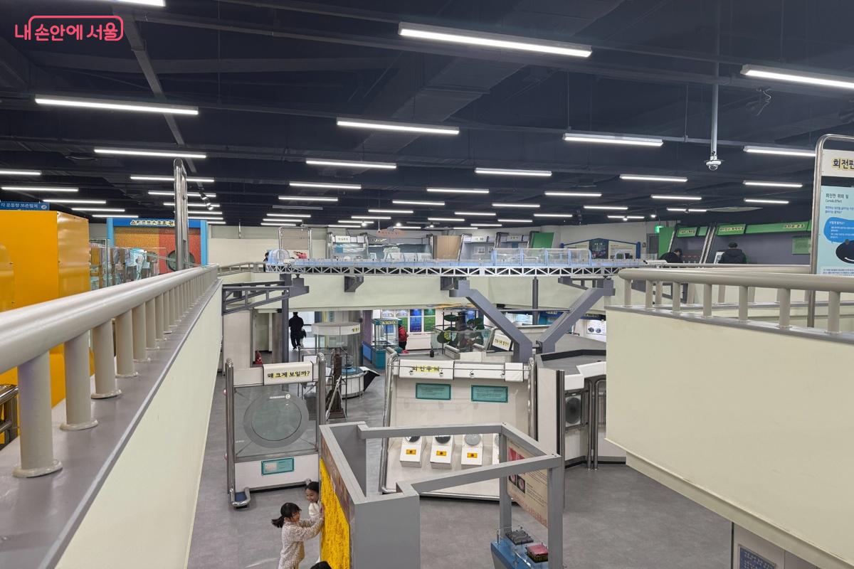 아이들이 체험이 가득한 전시실 모습