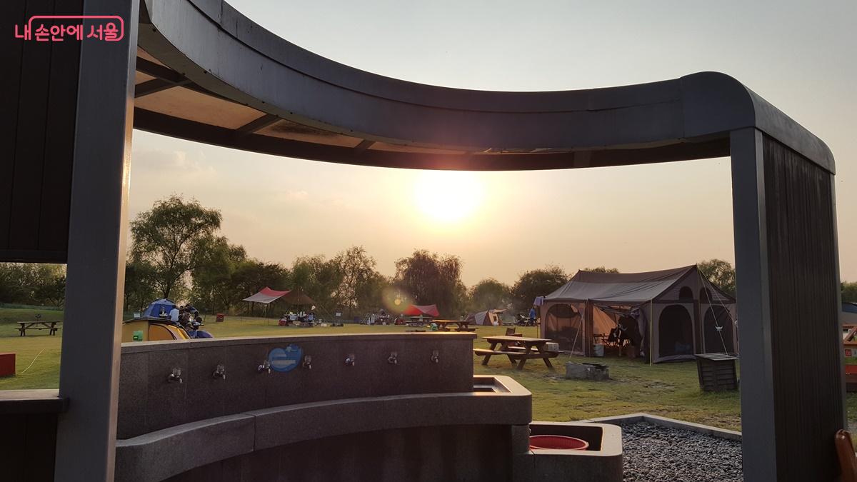너른 잔디 마당 위에 노을공원 가족캠핑장도 있다. ⓒ최용수