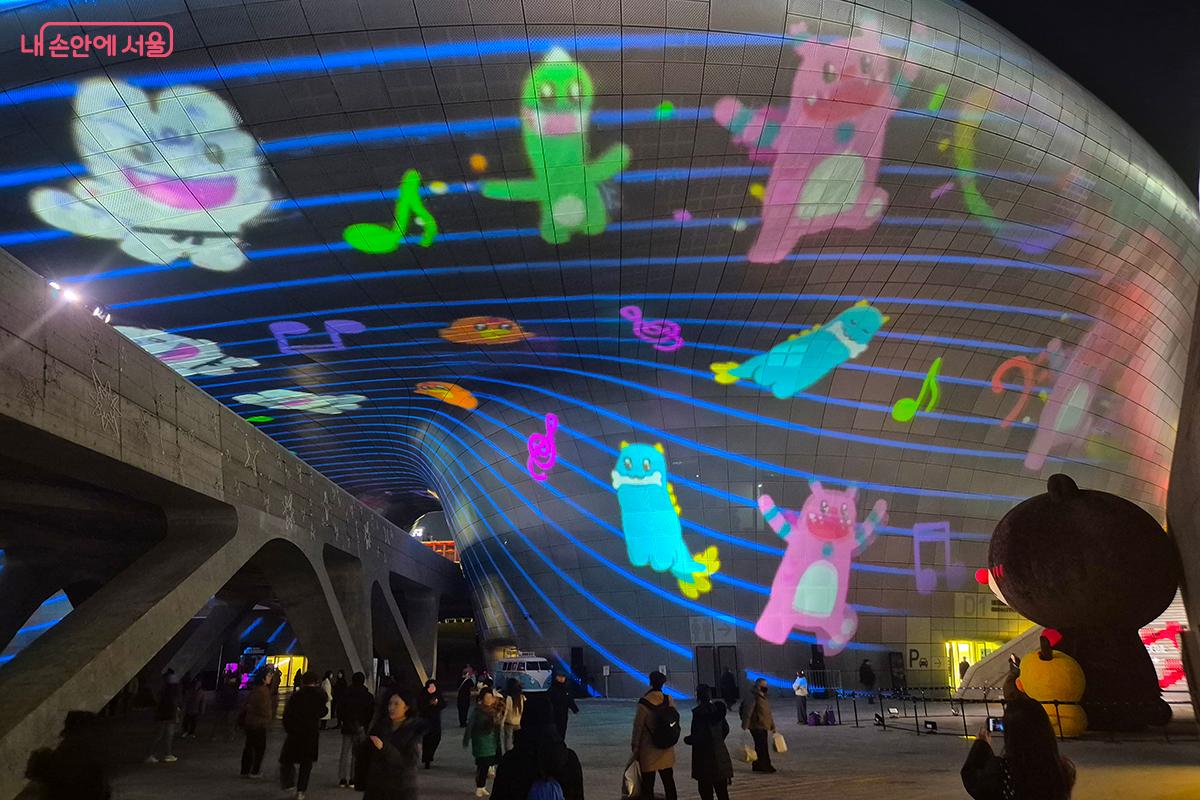 서울의 얼굴이자 수호의 상징인 해치와 소울프렌즈가 DDP의 겨울 밤을 따스한 빛으로 물들인다. &copy;정향선