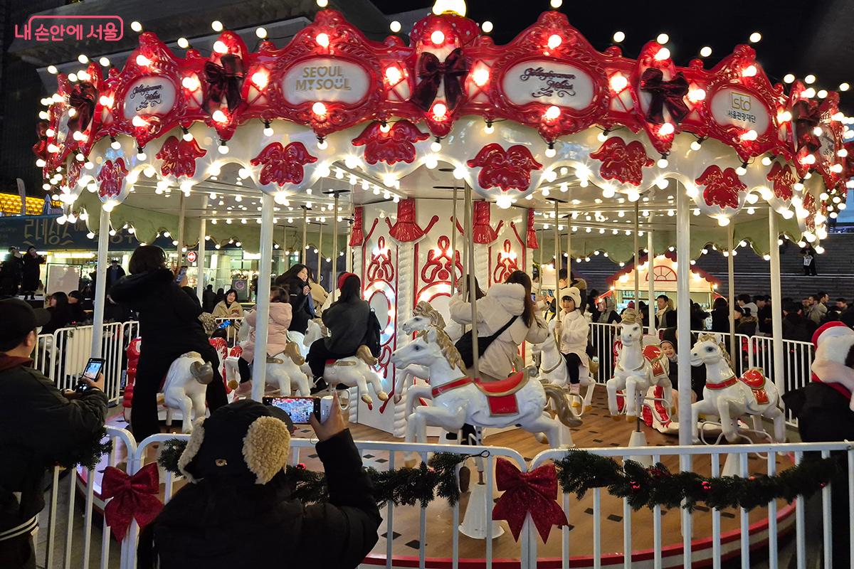 광화문광장에 마련되어 어린이 관람객들의 큰 인기를 끈 회전목마 &copy;백승훈