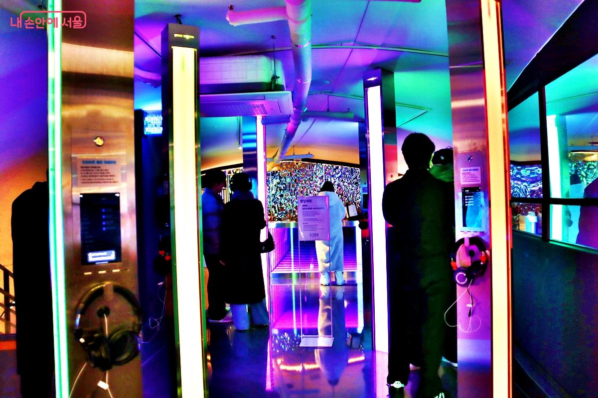 한강의 매력을 사운드로 즐길 수 있는 <한강 비트>를 감상할 수 있는 코너도 마련되어 있다