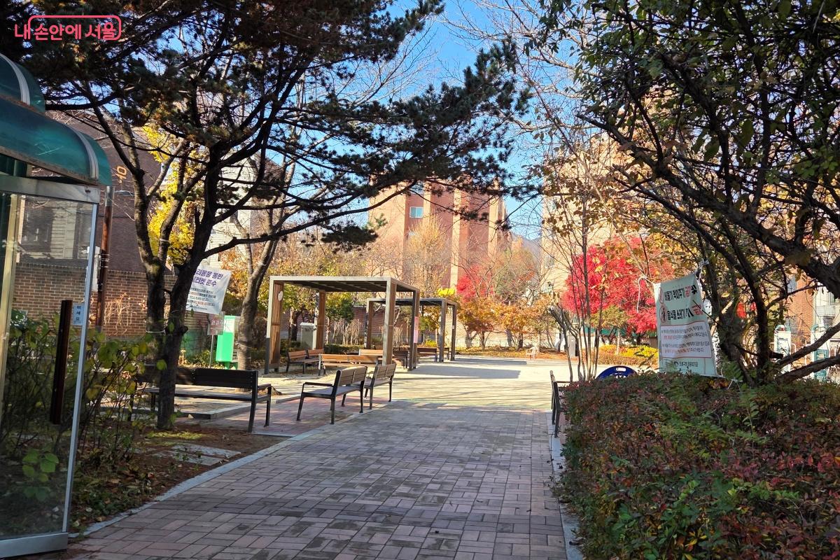공영주차장 뒷편에 작은 공원이 있어 자연스럽게 주민들이 모여든다. ©김미선