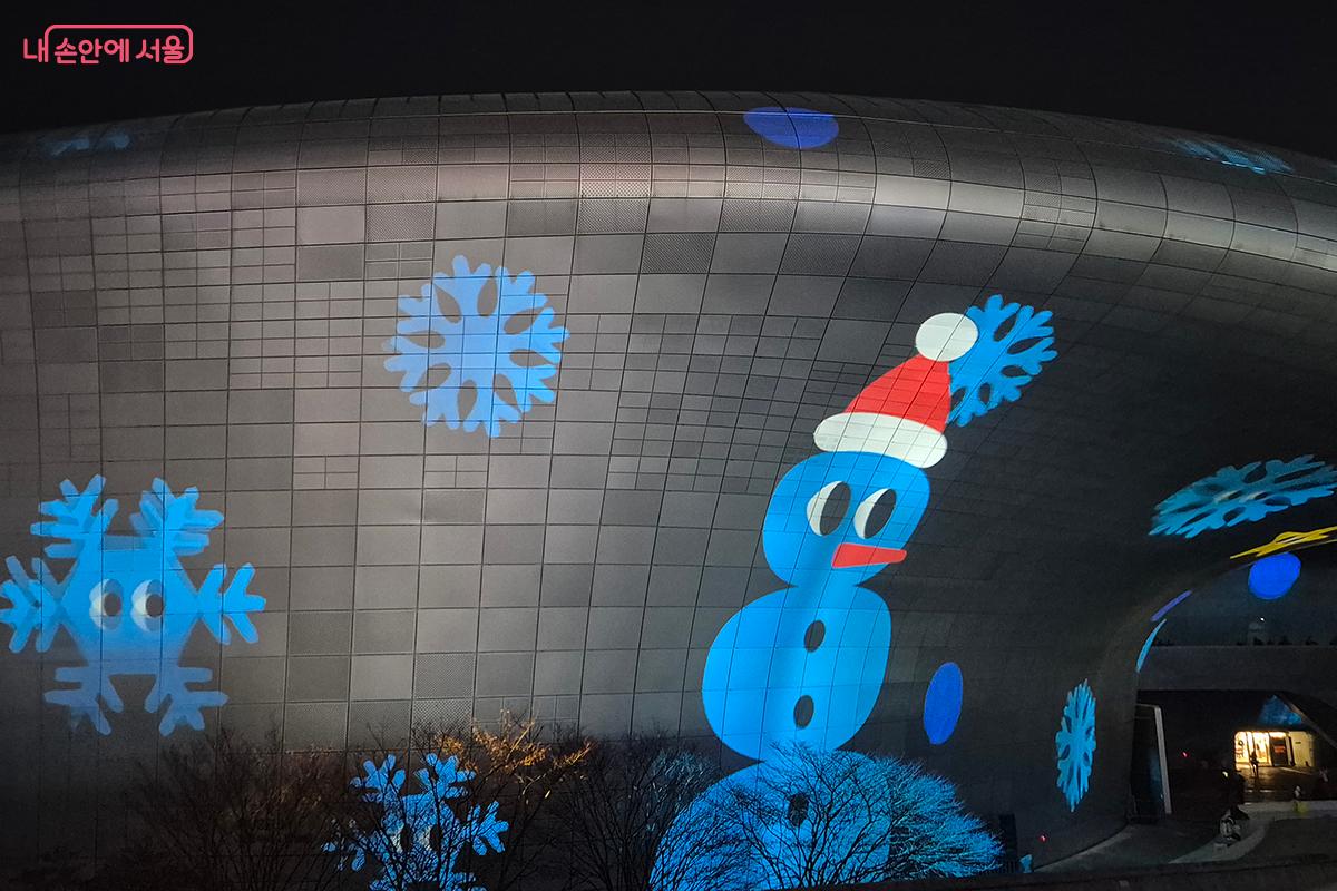 &lsquo;어 크리스마스 어드벤처(A Christmas Adventure)&rsquo;에서는 이야이야앤프렌즈 특유의 감성과 유머가 빛과 색에 녹아들며 따뜻한 겨울 이야기를 전한다. &copy;정향선