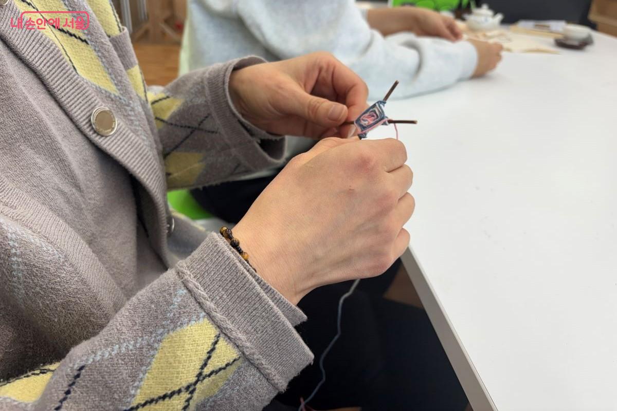 실을 묶어 '인디언의 눈' 키링을 만들었다. ©김아름