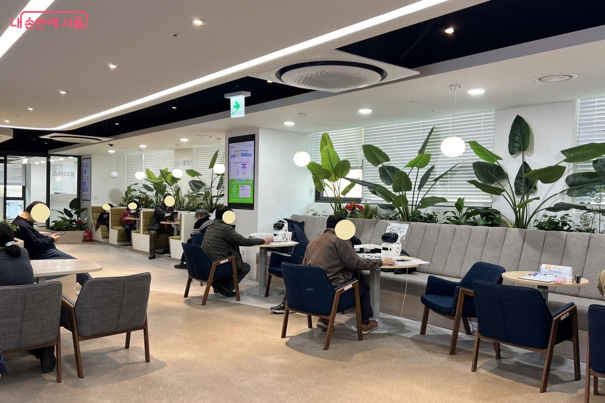 서울디지털동행플라 은평센터. 공간이 넓고 쾌적해 오래 머무르기 좋다. &copy;박지영
