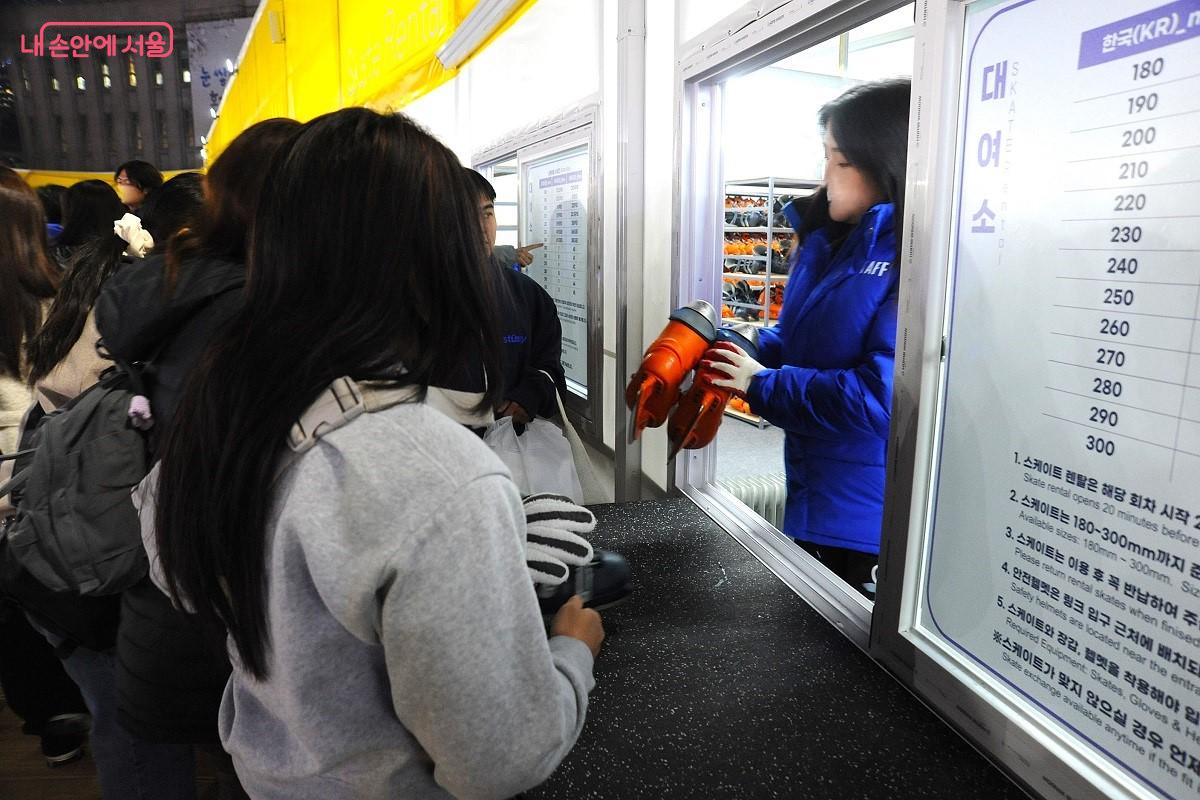 회차별 이용료 1,000원으로 스케이트화를 비롯한 헬멧 등 안전용품 대여가 가능하다. &copy;조수봉