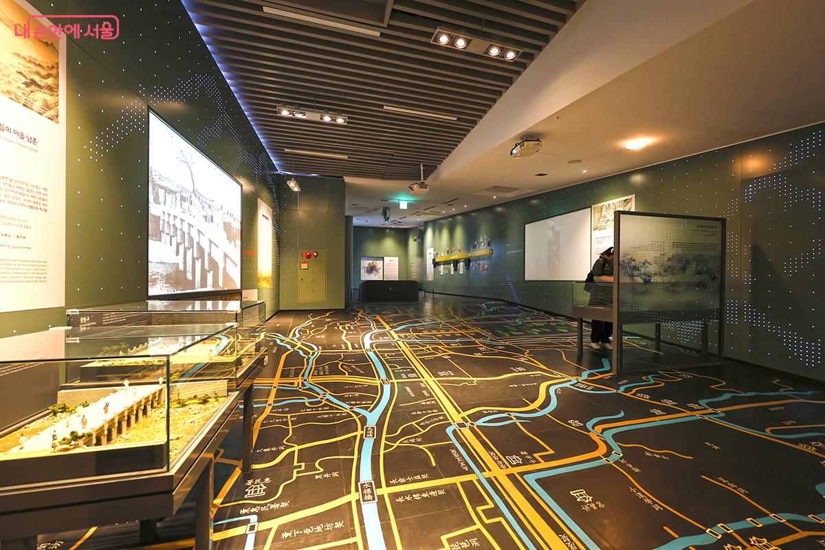 청계천의 역사를 한눈에 볼 수 있도록 구성된 전시관 실내 모습 ©김주연