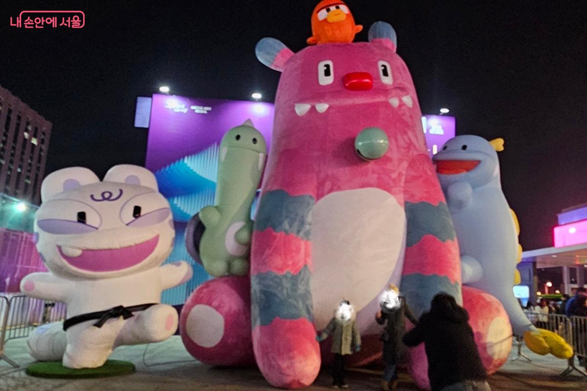 축제를 즐기며 추억을 남기는 시민들 &copy;권연주