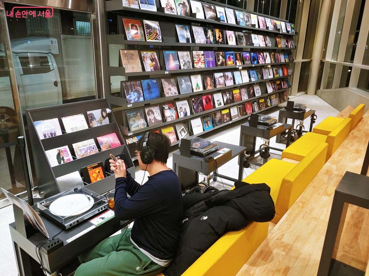 약 200여 장의 옛 LP가 구비되어 있는 재간정 청음존 &copy;김병규