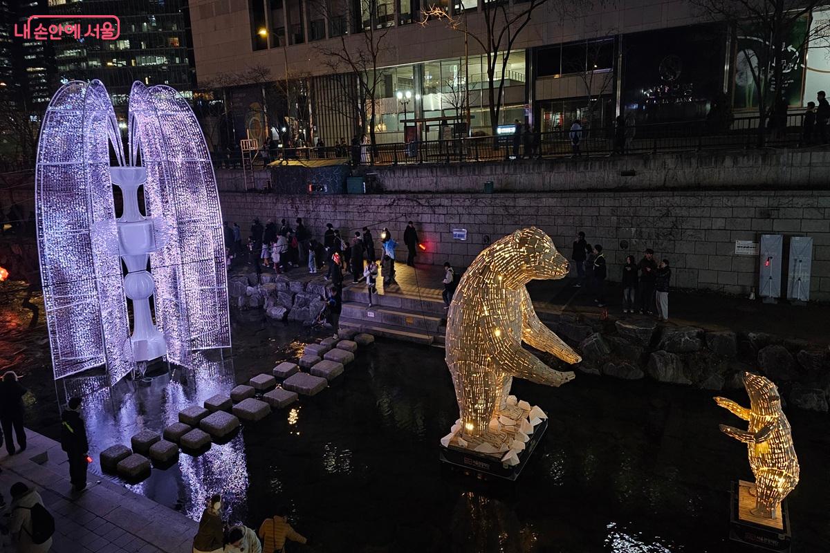 화려한 작품 하나, 하나가 눈길을 끈다. &copy;권연주