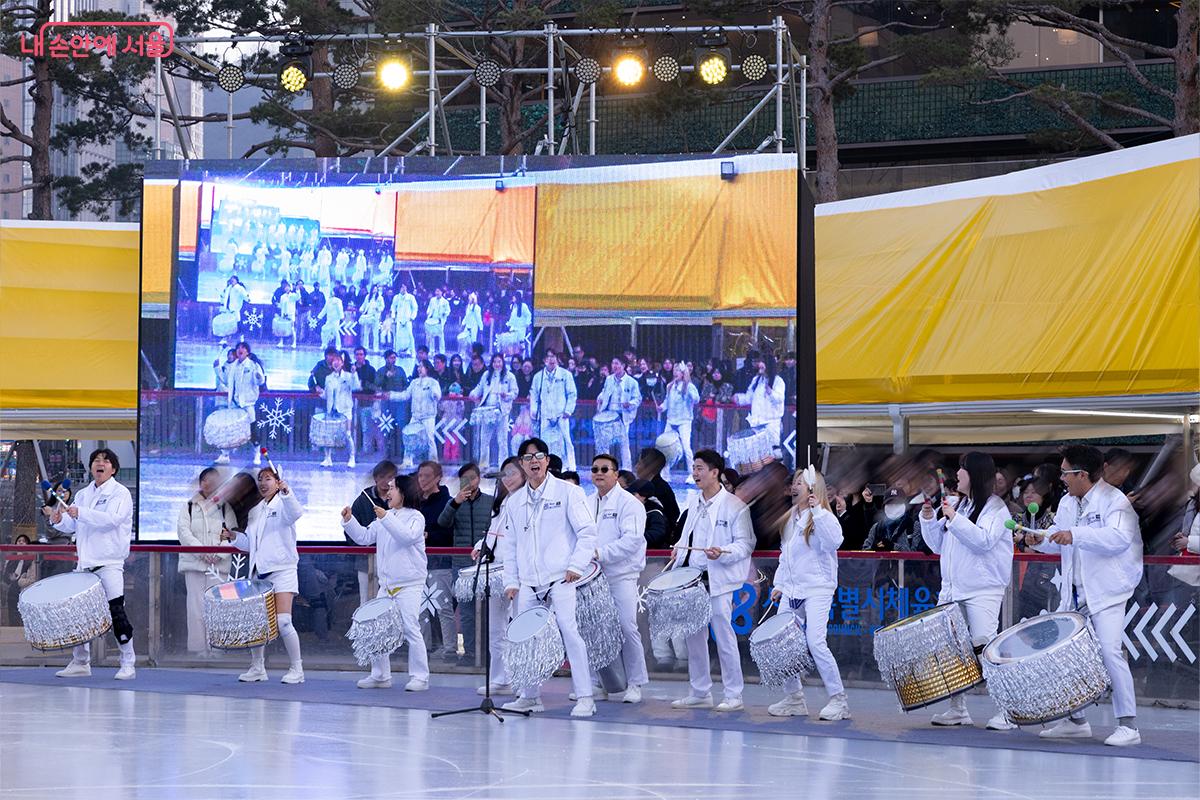 서울광장 스케이트장 개장식에서 타악 퍼포먼스 공연이 진행되고 있다ⓒ장신자