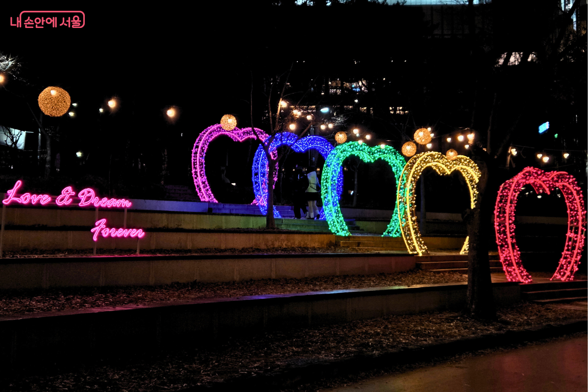오색 빛깔 하트 조명이 계단을 수놓은 &lsquo;Love & Dream&rsquo; 하트 터널 &copy;양정화
