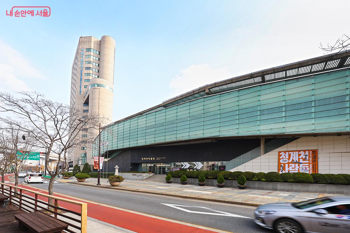 길게 뻗은 외관이 인상적인 청계천 박물관의 모습 ©김주연