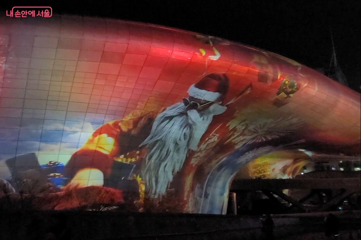 'MERRY BEAT SEOUL' 테마 중 산타클로스의 공연을 즐길 수 있다. &copy;이동영