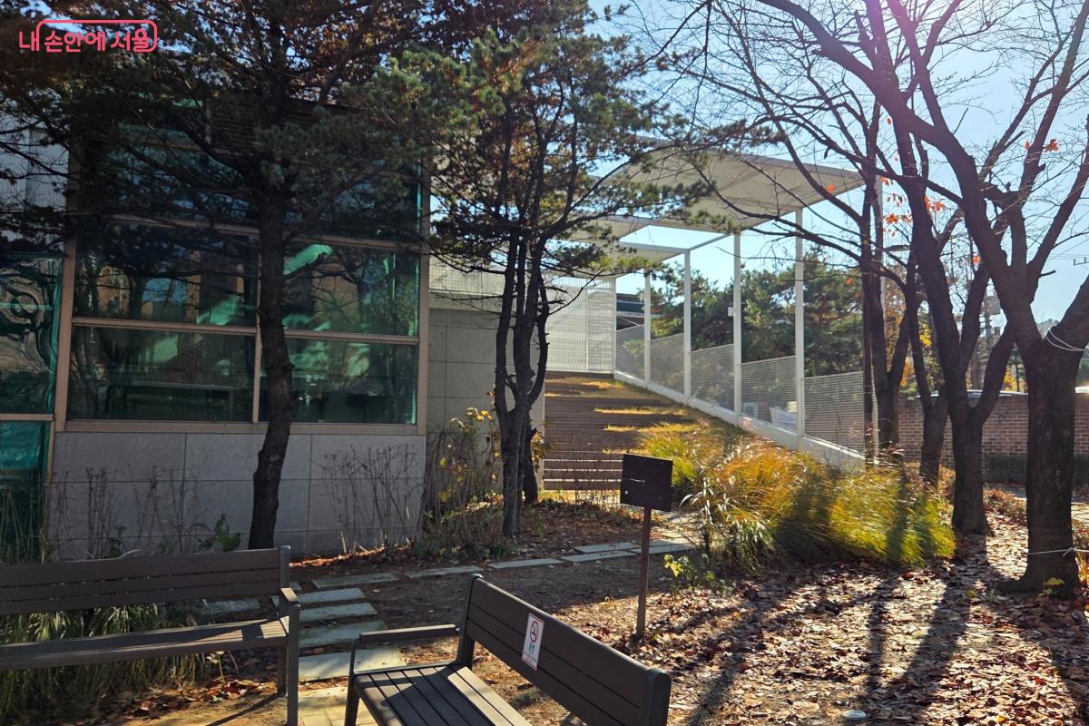 주민들이 자유롭게 앉아 쉬거나 모일 수 있도록 만든 도깨비마당 ©김미선