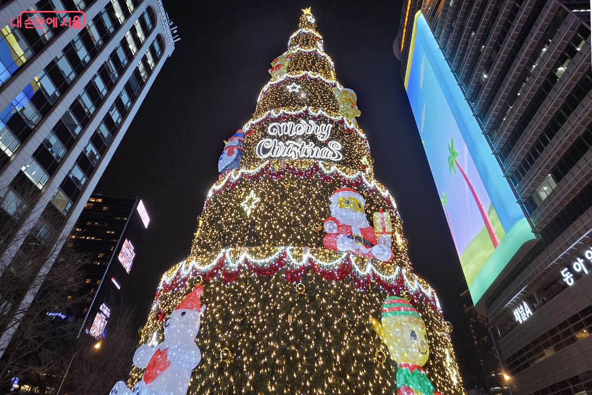 대형 크리스마스 트리와 '2025 겨울, 청계천의 빛' 조형물 &copy;장미화