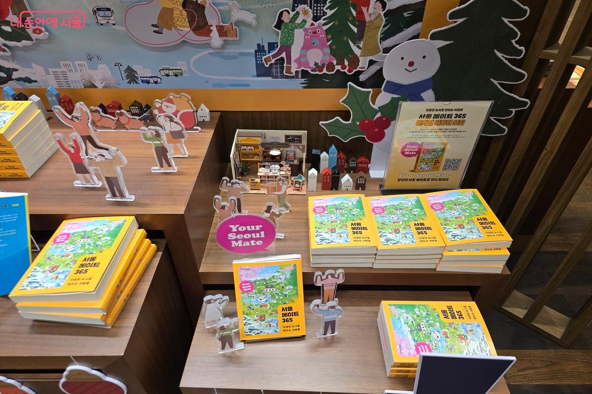 교보문고 광화문점에서는 책과 함께 전시도 진행 중이니 들려보자. ⓒ김은주