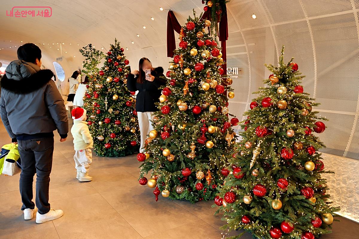 '한강플플'의 중심 공간인 1층은 전시와 체험, 미디어아트가 공존하는 공간이다.