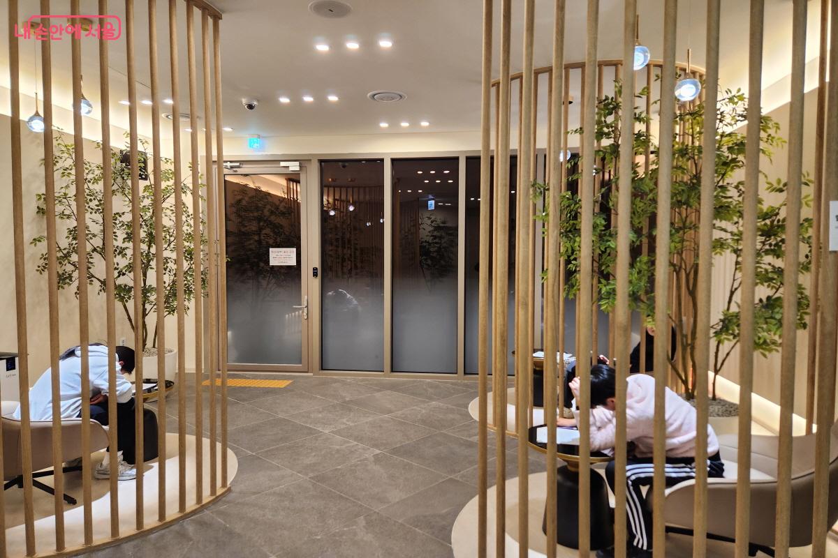 힐링라운지. 이용자가 편안히 앉아서 잠시 휴식을 취할 수 있다. &copy;윤혜숙