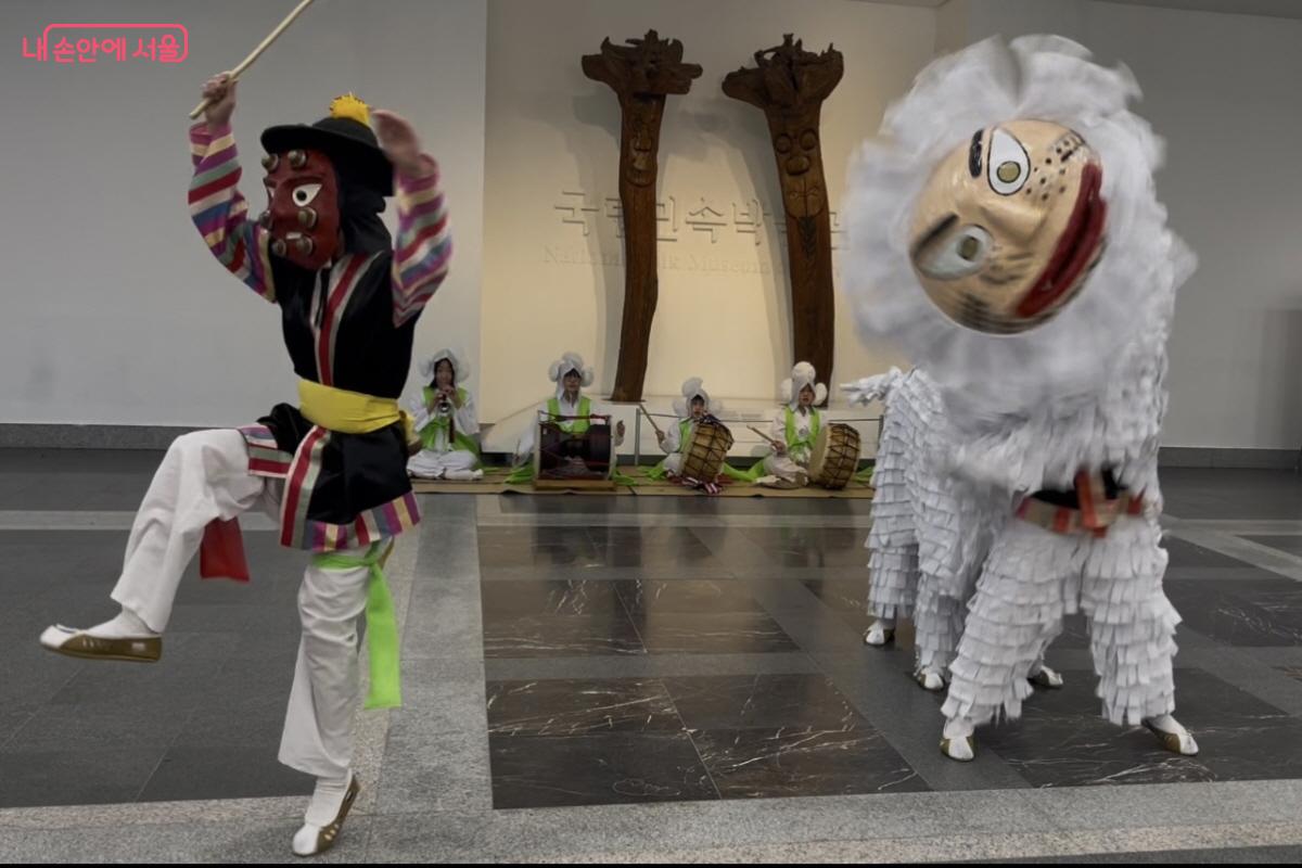 황해도 은율 지방의 은율탈춤 중 사자춤 공연 &copy;이정민