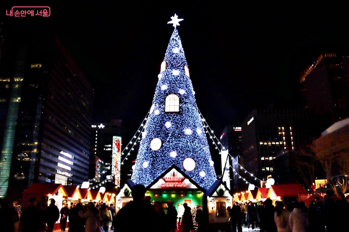 광화문마켓에 설치되어 있는 대형 크리스마스 트리는 포토존으로 인기가 많다. &copy;정향선