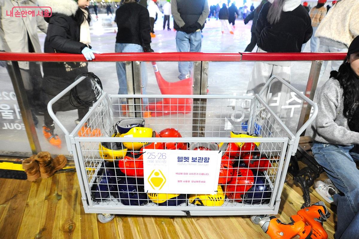 무료로 이용할 수 있는 헬멧 등 안전용품 &copy;조수봉