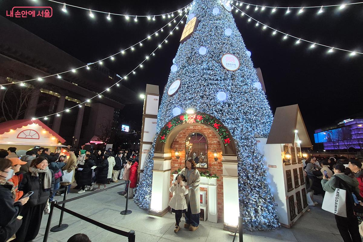 크리스마스 트리 밑에는 포토존이 마련되어 추억을 남기려는 시민들로 긴 줄을 이뤘다. &copy;백승훈