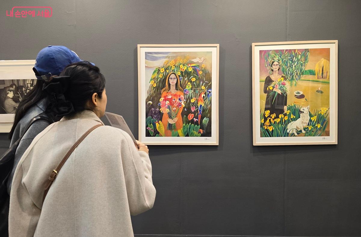 천경자 작가의 그림을 감상하는 관람객들 &copy;조성희