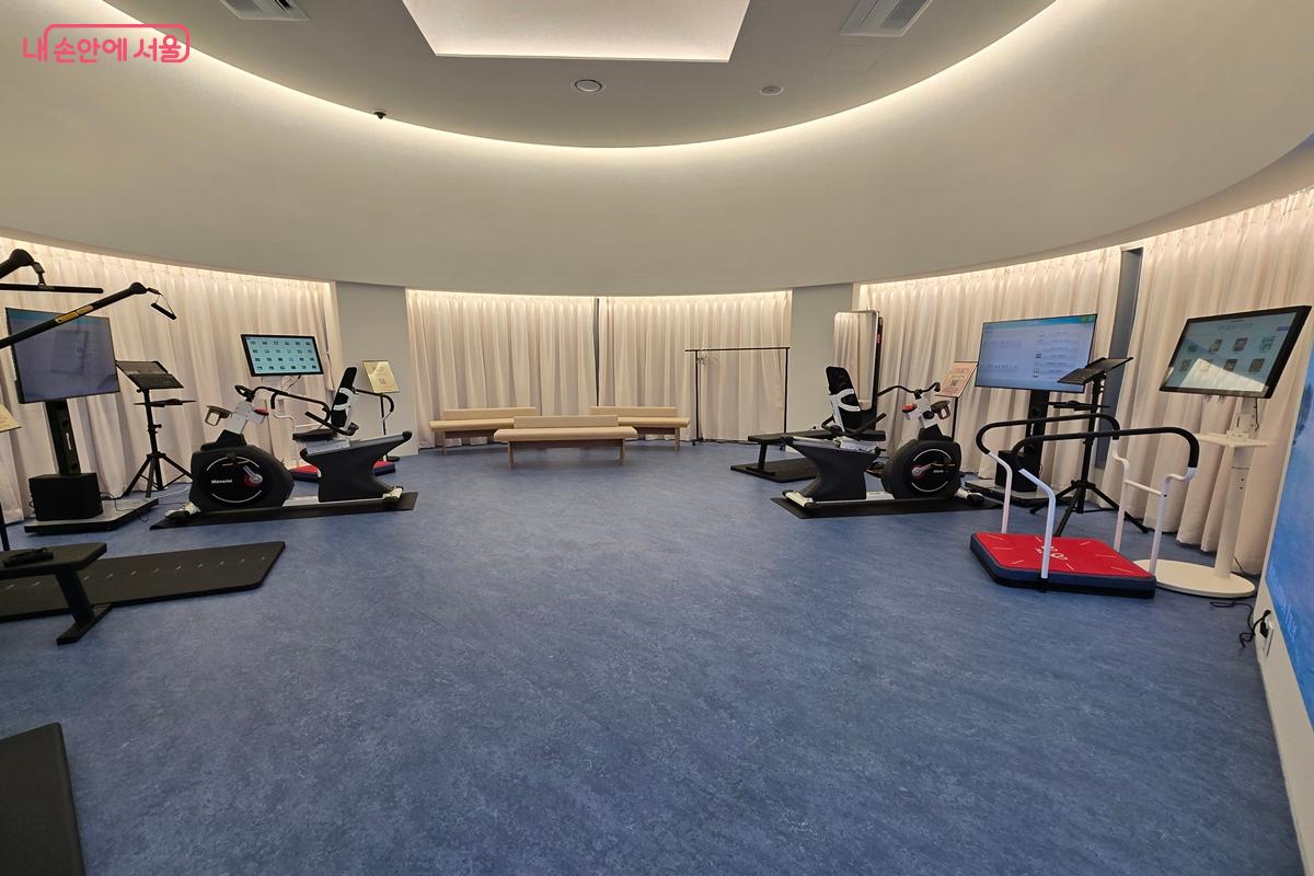 디지털 기술을 접목한 운동&middot;건강 체험 기기들이 있는 건강체험존 &copy;강사랑