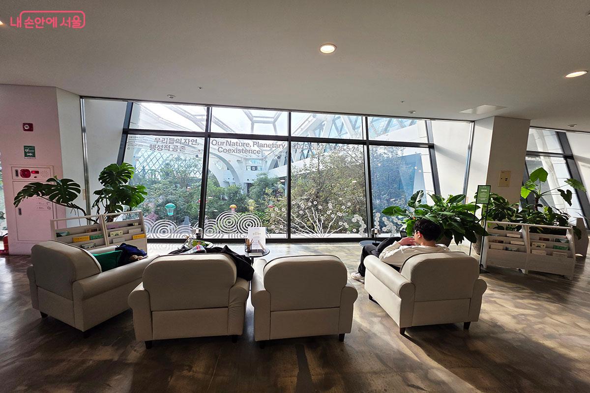 온실이 보이는 복도의 ‘책의 정원’에서 휴식하는 시민 ©이정민
