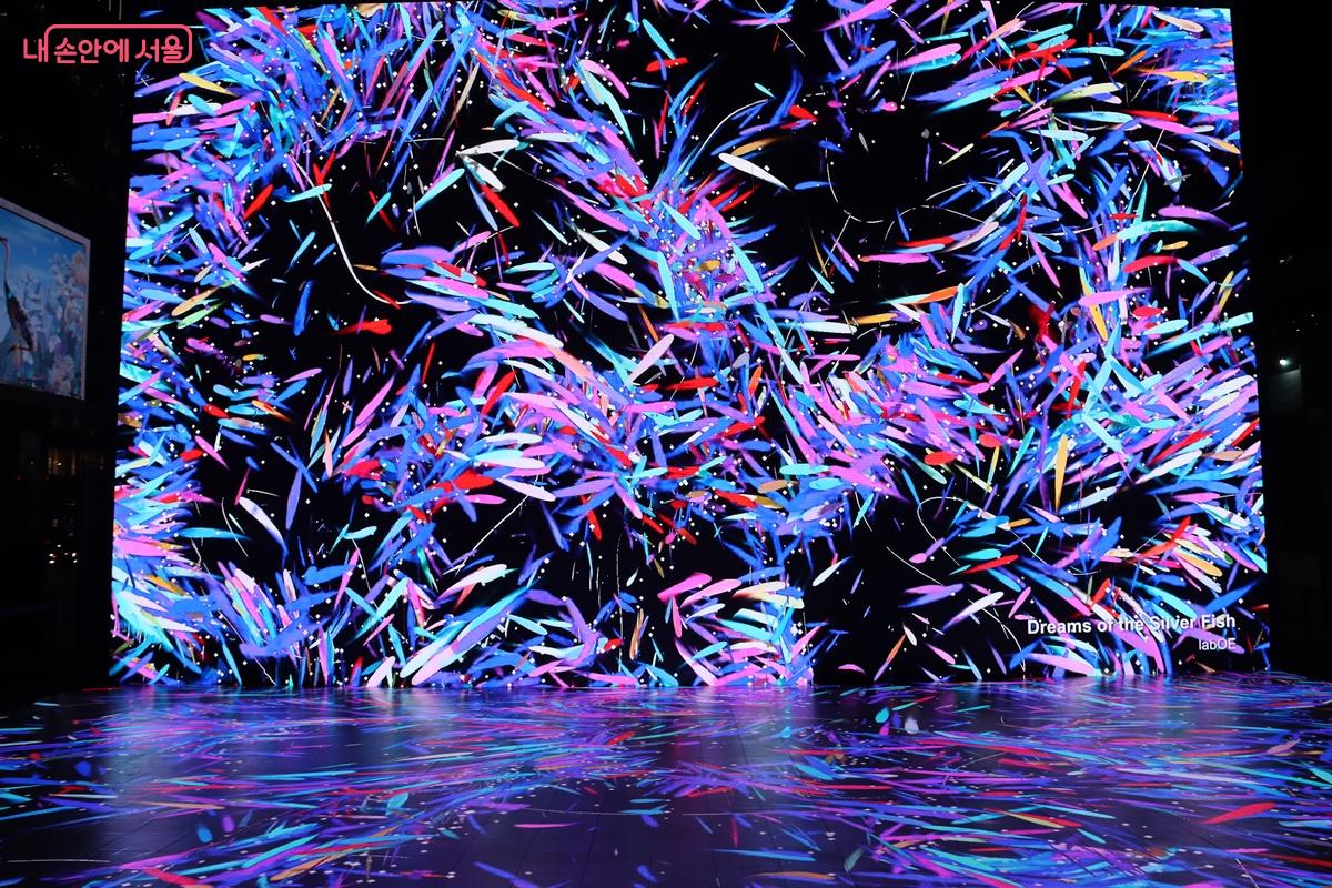 &lsquo;은어&rsquo;는 활기차고 힘찬 모습으로 주변의 다양한 색(色)과 문화를 받아들여 자신의 은빛 모습을 다양한 색상으로 표현한다. 김영태 작가의 <은어의 꿈> &copy;정향선