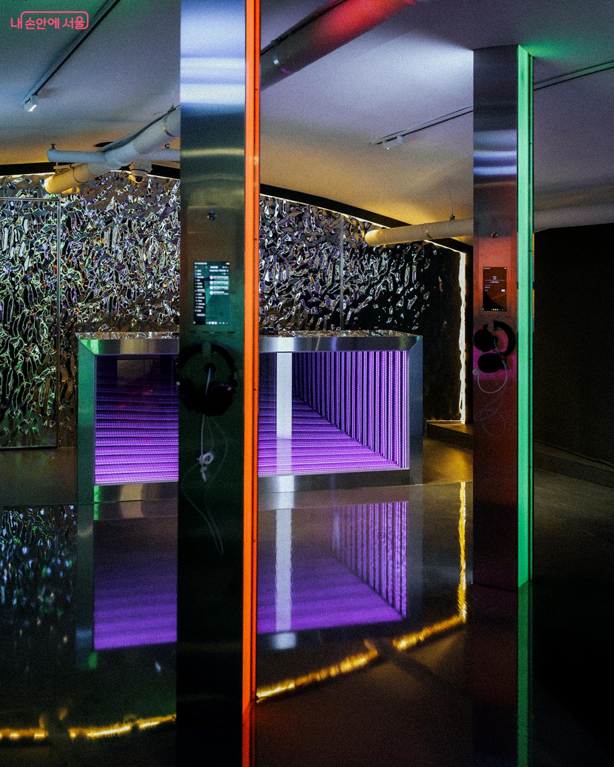 헤드셋과 함께 한강 디제잉 비트를 즐길 수 있는 한강플플 '한강 비트' &copy;김아름