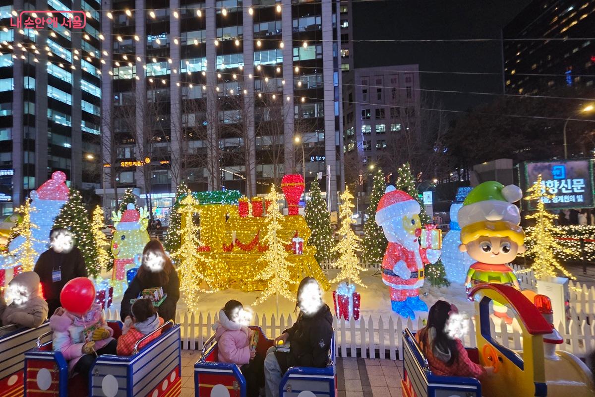 꼬마열차를 타며 신나하는 어린이들 &copy;권연주